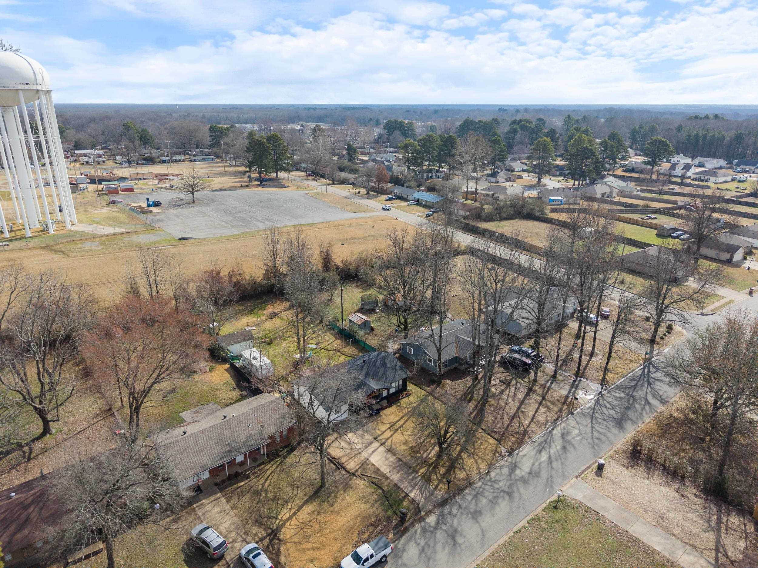TOWERING OAKS - Residential