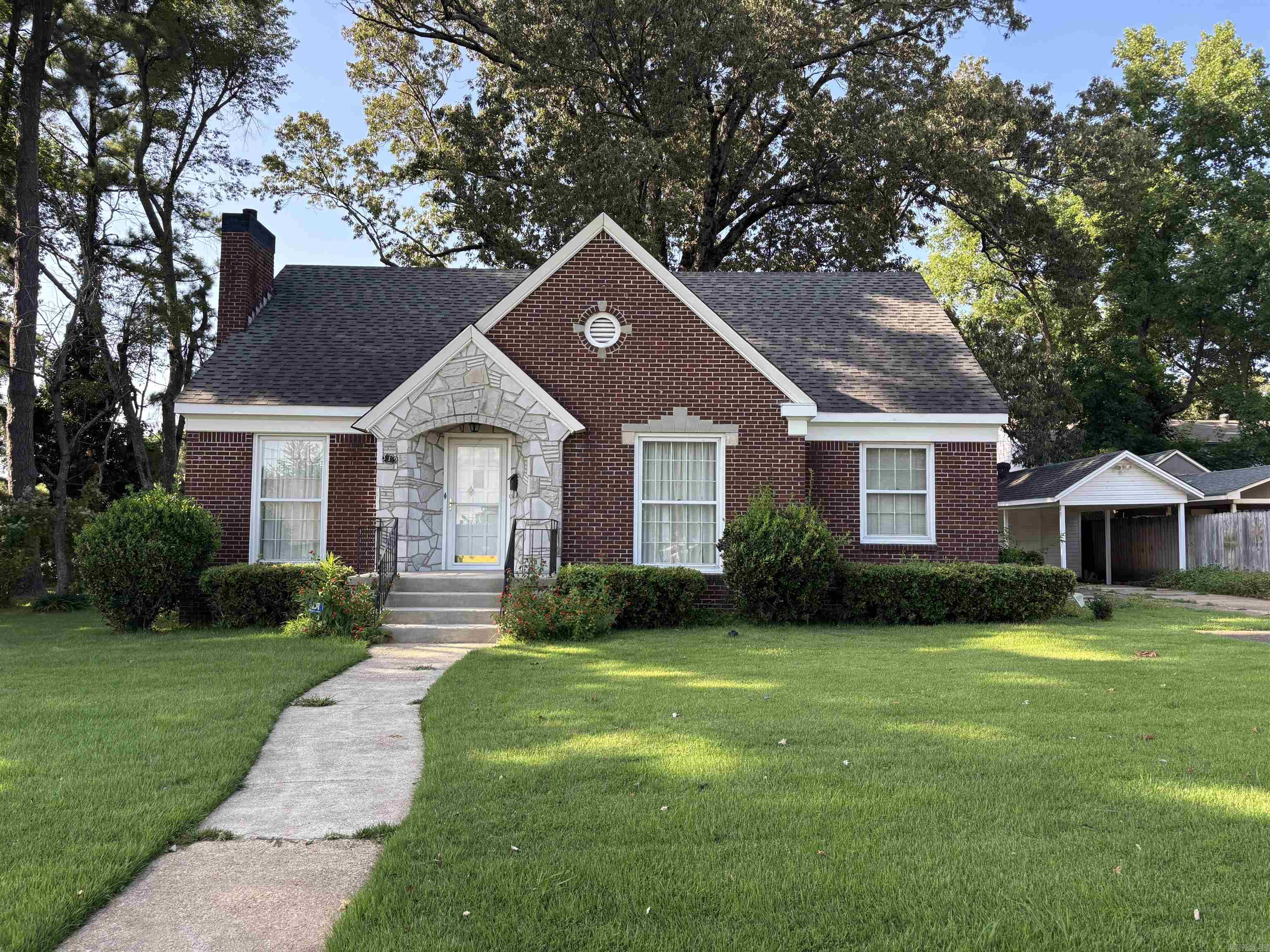 Beautiful Tudor style brick home. Welcoming 2 bedroom, one bath has a charming claw foot tub, quarter sawn oak floors. It has a floored and insulated attic. It boasts the oldest black oak tree in the state of Arkansas in the back yard. This sweet house is a must see, letās get you in as soon as possible!