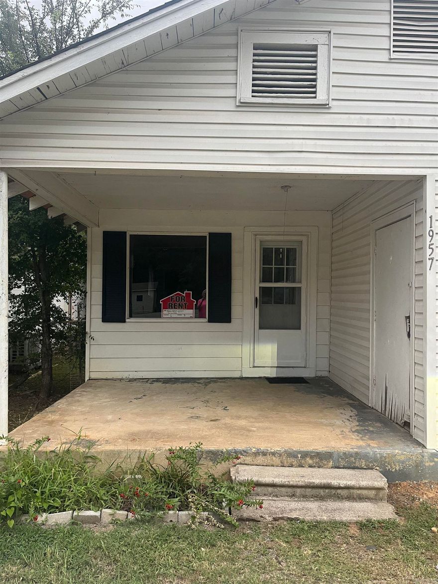 Check out this charming 3-bedroom, 1-bath home in a fantastic location! With a new roof and fresh flooring, it’s perfect for first-time buyers or anyone looking to downsize. Enjoy a cute and comfy interior, plus a spacious backyard ideal for entertaining. Don’t miss out on this wonderful starter home!