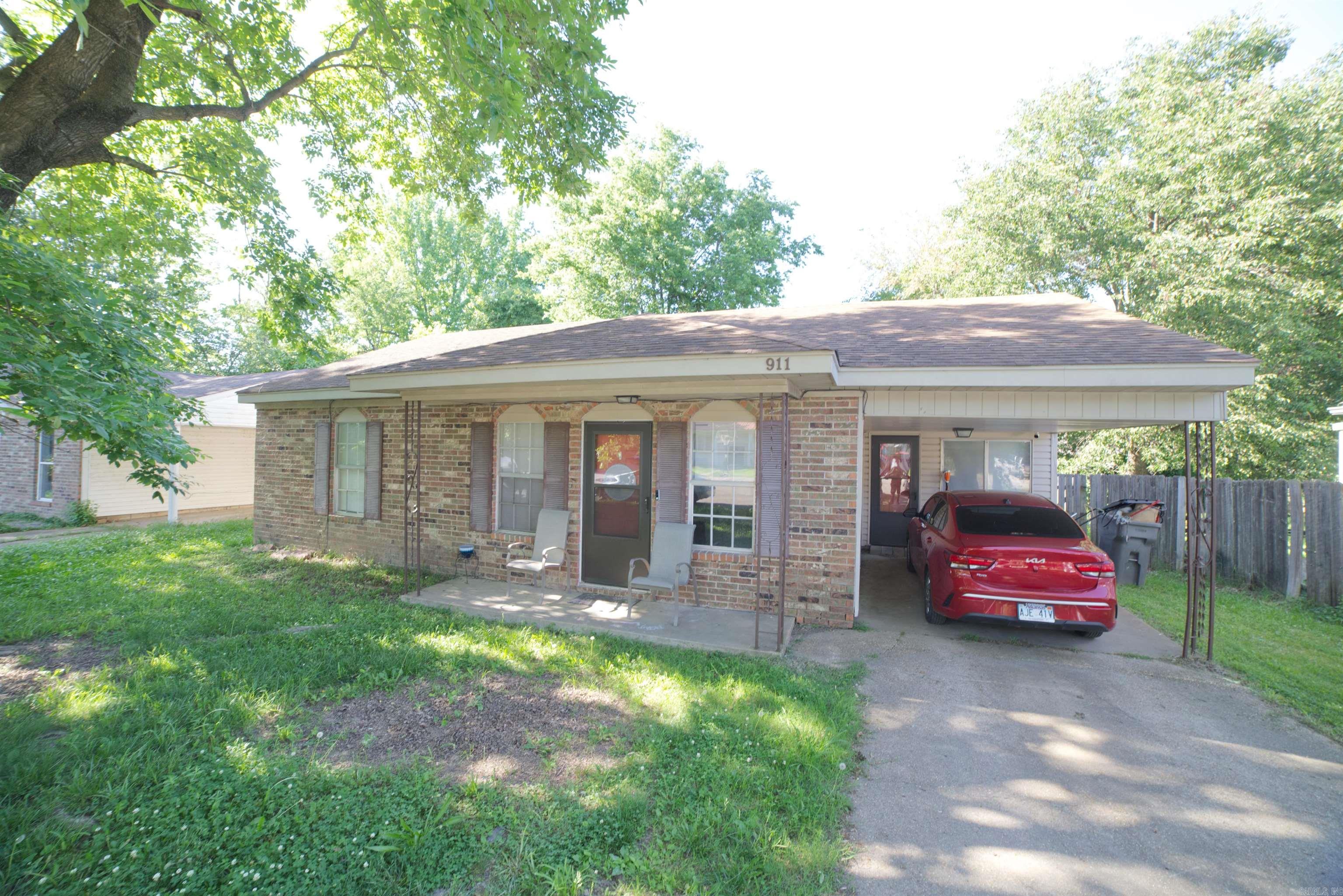 Welcome to the market, 911 Ada Street. This cozy 3 bed 1 bath home is located in a quiet cul-de-sac. There is a hew Hvac unit, and the yard fenced in, perfect for the kids to enjoy. there are large windows in the front for natural light and a very large laundry space. Whether you are an investor or a first time home buyer, come check this one out!