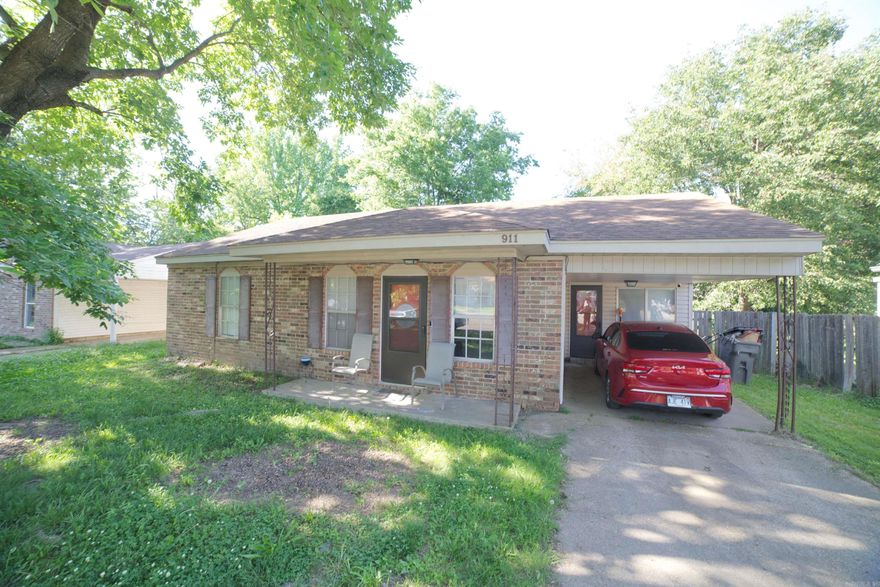 Welcome to the market, 911 Ada Street. This cozy 3 bed 1 bath home is located in a quiet cul-de-sac. There is a hew Hvac unit, and the yard fenced in, perfect for the kids to enjoy. there are large windows in the front for natural light and a very large laundry space. Whether you are an investor or a first time home buyer, come check this one out!