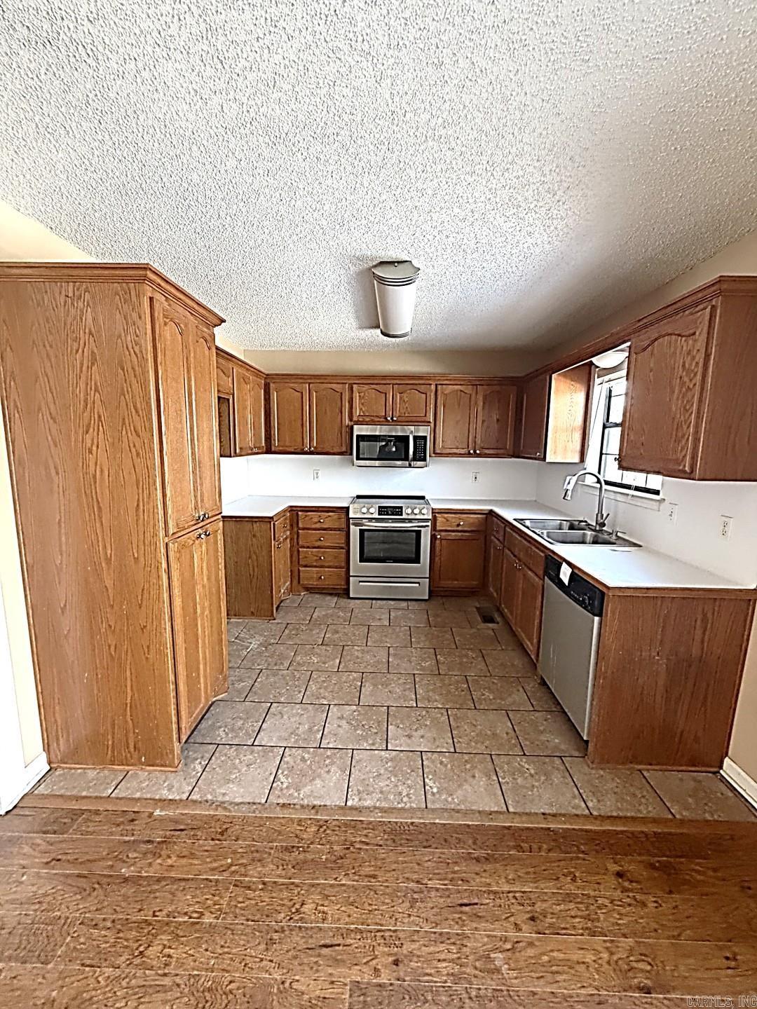 CRYSTAL LAKE - Residential