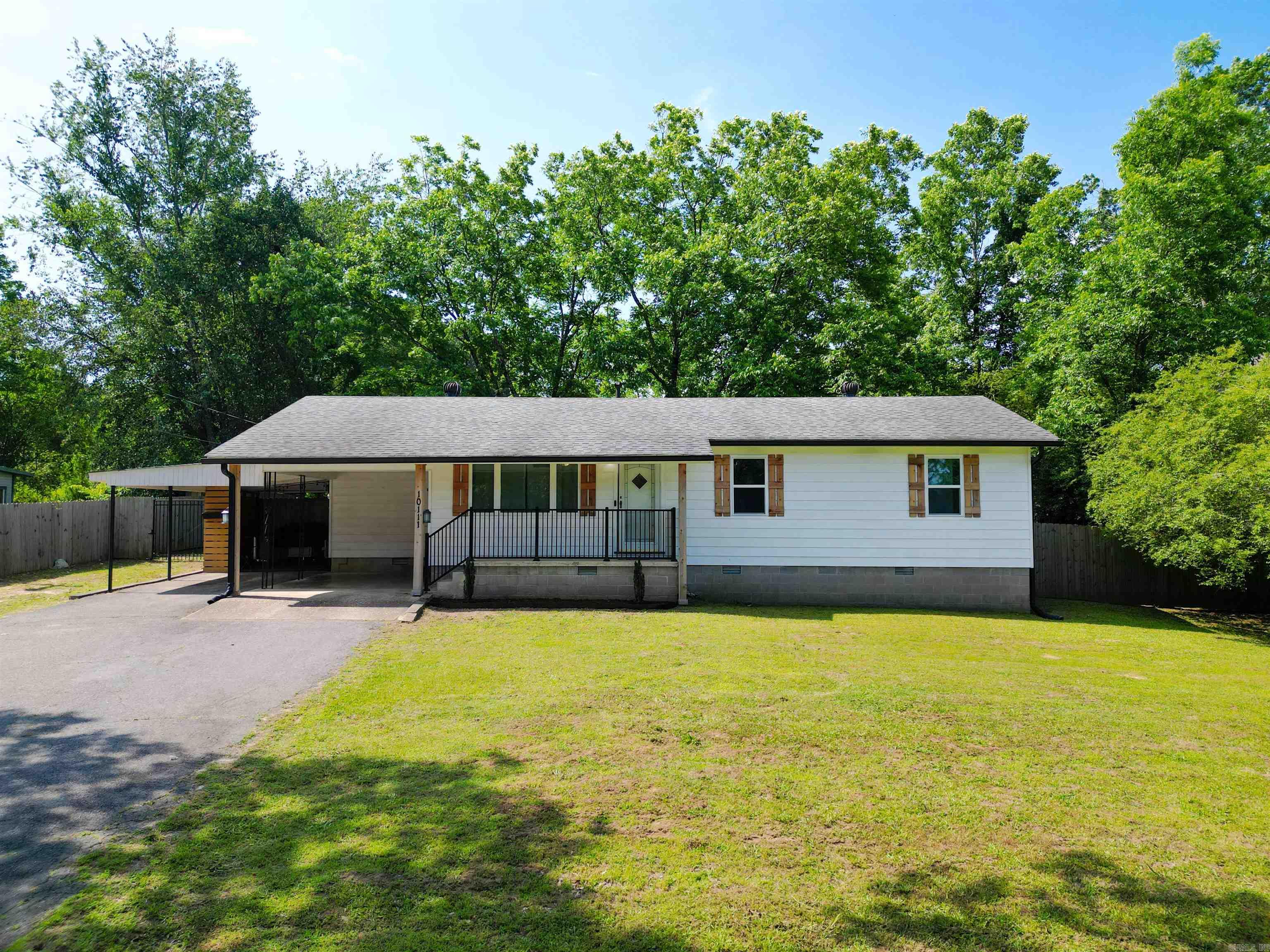 Affordable and privateājust 15 minutes from Bass Pro! This charming home offers a spacious living area perfect for entertaining, flowing seamlessly into a functional kitchen and dining combo with ample storage. The laundry room is conveniently located just off the kitchen. Down the hall, youāll find a full bathroom and three generously sized bedrooms. Whether youāre a first-time buyer or looking to downsize, this home checks all the boxes!