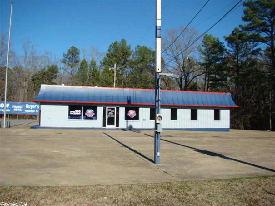 Searching for a high traffic count location with highway visibility?  Located less than a mile from Henderson State University, Ouachita Baptist University, and downtown Arkadelphia, this 1470 square foot building all on .8 acres of land is up for sale!  Located along Highway 7 directly in front of the new DeSoto Bluff Park near the intersection of Country Club near a shopping center and restaurant.  Would make a great real sales office!  Contact us today for your private showing!