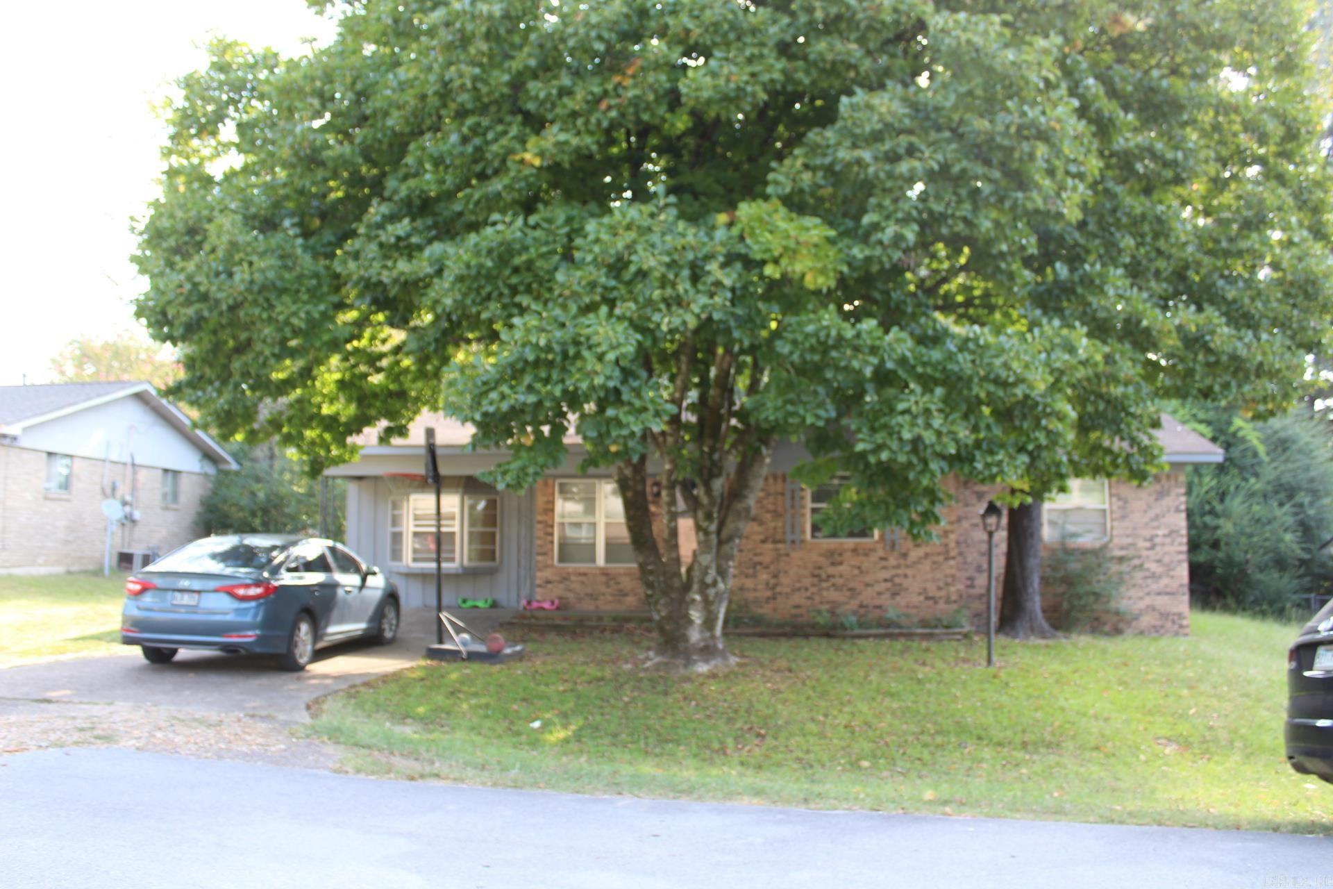 3 Bedroom, 1 Bath with approx. 1286 Sq. Ft. of living space located in the heart of Nashville. Fenced back yard. 12 x 24 utility building with roll up door.