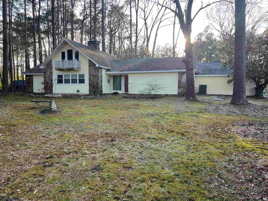 Well maintained 2 bed 2 bath home with a loft and sunroom.  This home has a spacious living room with gas log fireplace, large master suite with walk in closets, large laundry room, sunroom that could work for a third bedroom and the upstairs loft could also be used for an additional bedroom. New roof 2012.  The large 1.28 acre lot has mature azalea bushes throughout.