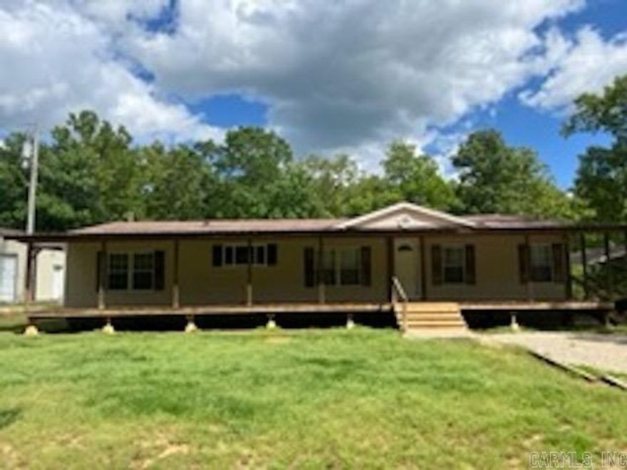 Must see Mobil Home on 20+/- Acres. Hunters dream with lots of wildlife, Deer, Turkey, Small game. This home is only 5 min from Downtown Ash Flat 20 min from the Spring River.