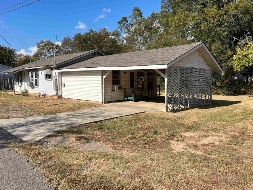 Investor special !  2Bed, 1 Bed 1136 sq ft Fixer-Up