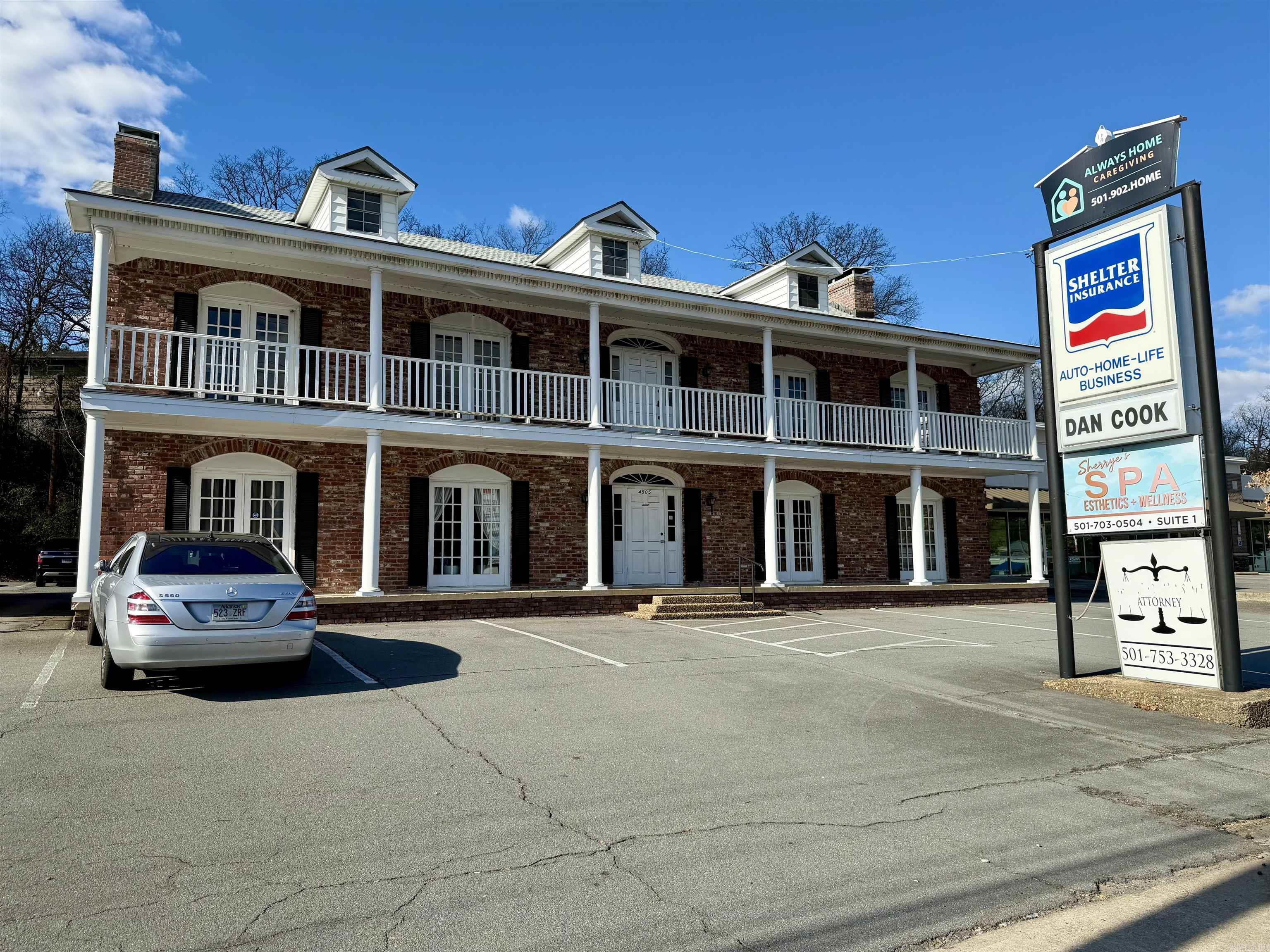 Main image without alt text