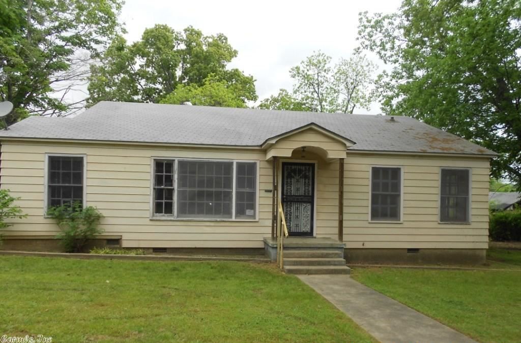 Nice size 3BR, 2BA home on large, level, corner lot. Neat built-ins in formal dining room, lots of windows for great nautral light, attached garage and more! Short walk to UALR.....students welcome! This is a Fannie Mae Homepath Property. See Remarks please.