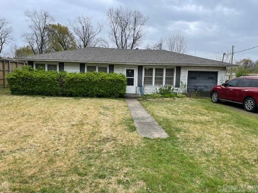 Located in a nice neighborhood. 3 bedroom, 1 bath home that needs some TLC.  Brand new Roof!! Huge back yard.