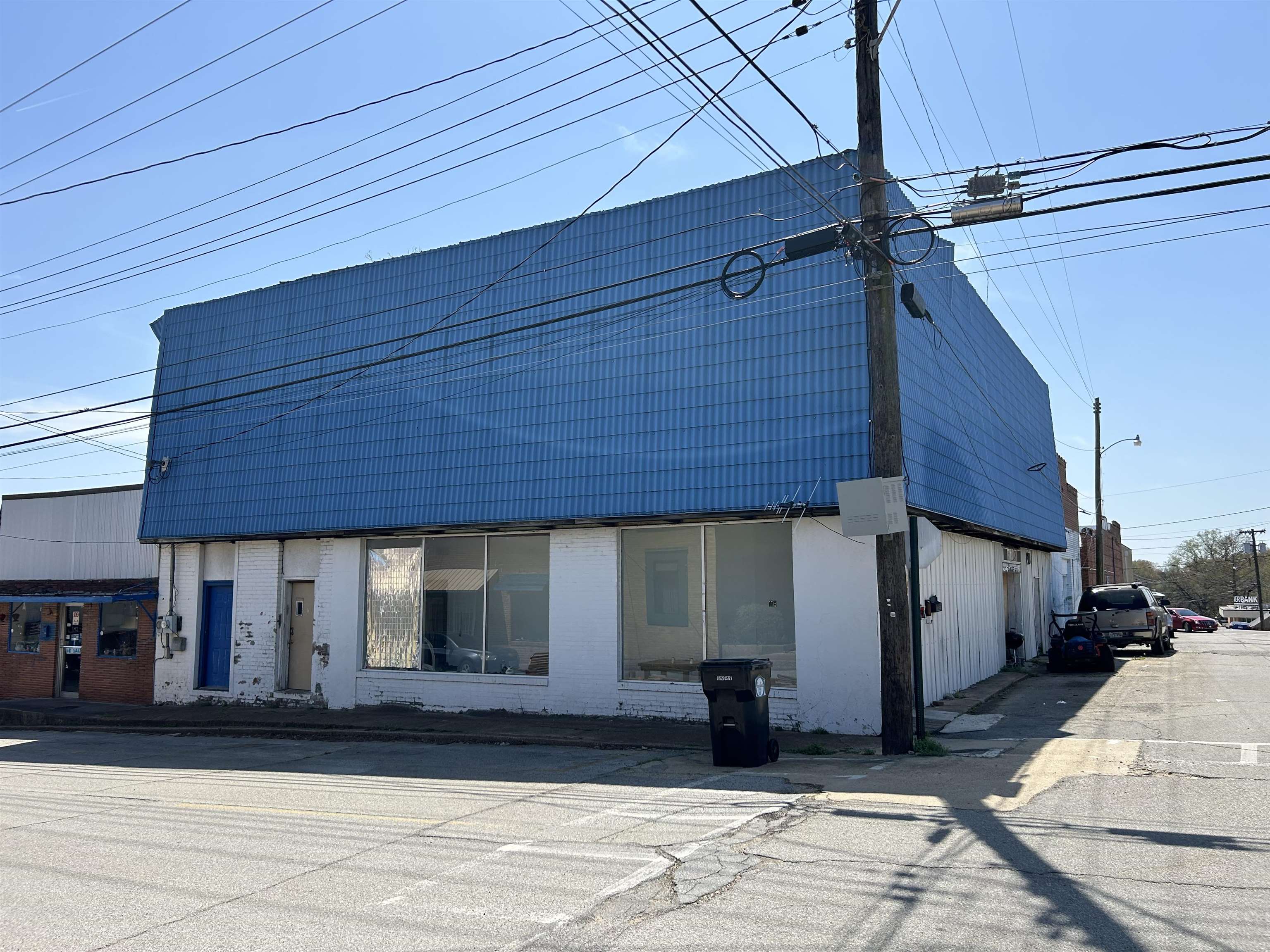 Main image without alt text