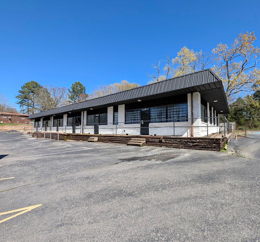 Prime retail space for lease at 525 Kiehl Ave in North Range Shopping Center, located in the thriving city of Sherwood, Arkansas. This high-visibility location sees approximately 25,000 cars per day, offering excellent exposure for any business. Situated in a booming commercial corridor, with only a few spaces remaining—ideal for retail, office, or service use.