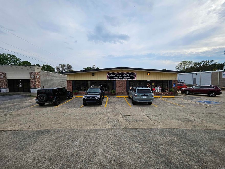 Heavy traffic area located on E Kiehl Ave. This 6000sq ft commercial building has been used for an antique mall for the past 25 years. It is a steel structure with a brick and glass store front with 2 entry doors and a rolling door loading bay located at the rear of the structure. Parking at front and right side. It sits on 1.43 acres and includes a 720 sq ft steel storage building with rolling bay door.