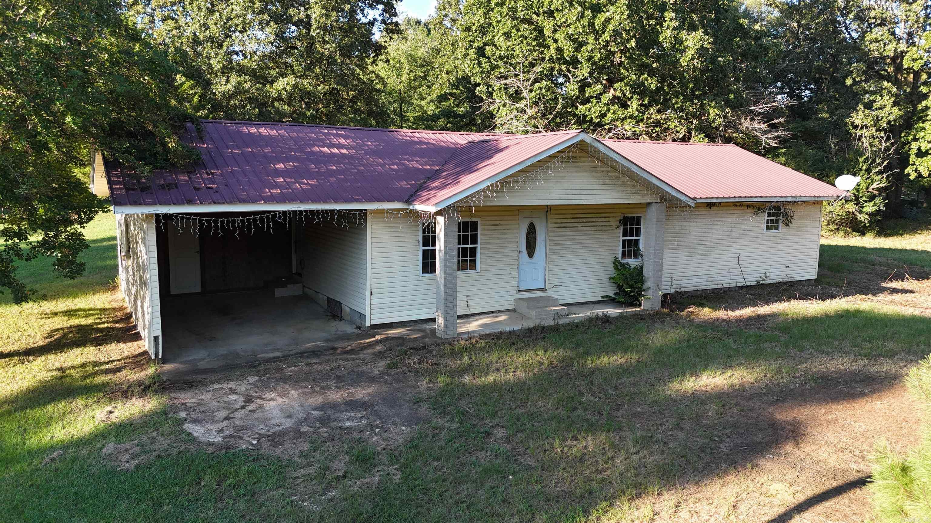 3 bedroom and 2 bath house that sits on a 1+- acre lot. Just outside of the city limits of De Queen, Ar provides a quiet area with quick access to amenities. This is a bank owned property that is being sold as is.
