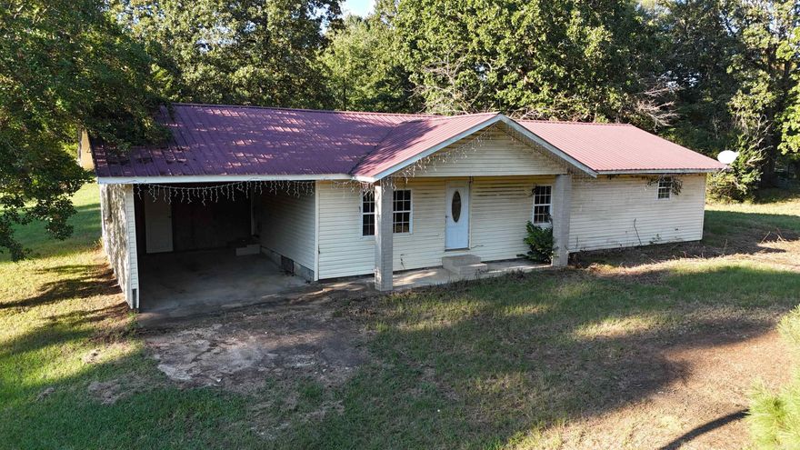 3 bedroom and 2 bath house that sits on a 1+- acre lot.  Just outside of the city limits of De Queen, Ar provides a quiet area with quick access to amenities.  This is a bank owned property that is being sold as is.