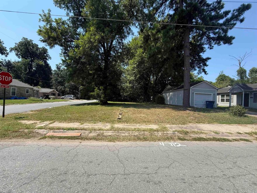 Corner lot in North Little Rock! Quick access to main roads and other local amenities.