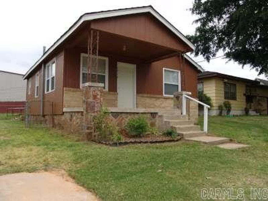 See Show/Agent Remarks 2 bedroom 1 bathroom House for Rent in the Argenta neighborhood of North Little Rock with approximately 832 square feet. The eat-in kitchen is furnished with an electric range and fridge The washer and dryer connections are conveniently located in the utility area. Convenient to bus lines and I-30. INCLUDES: central heat & air, ceiling fans, mini blinds, carpet and vinyl flooring, and off street parking. Sorry no pets are allowed.