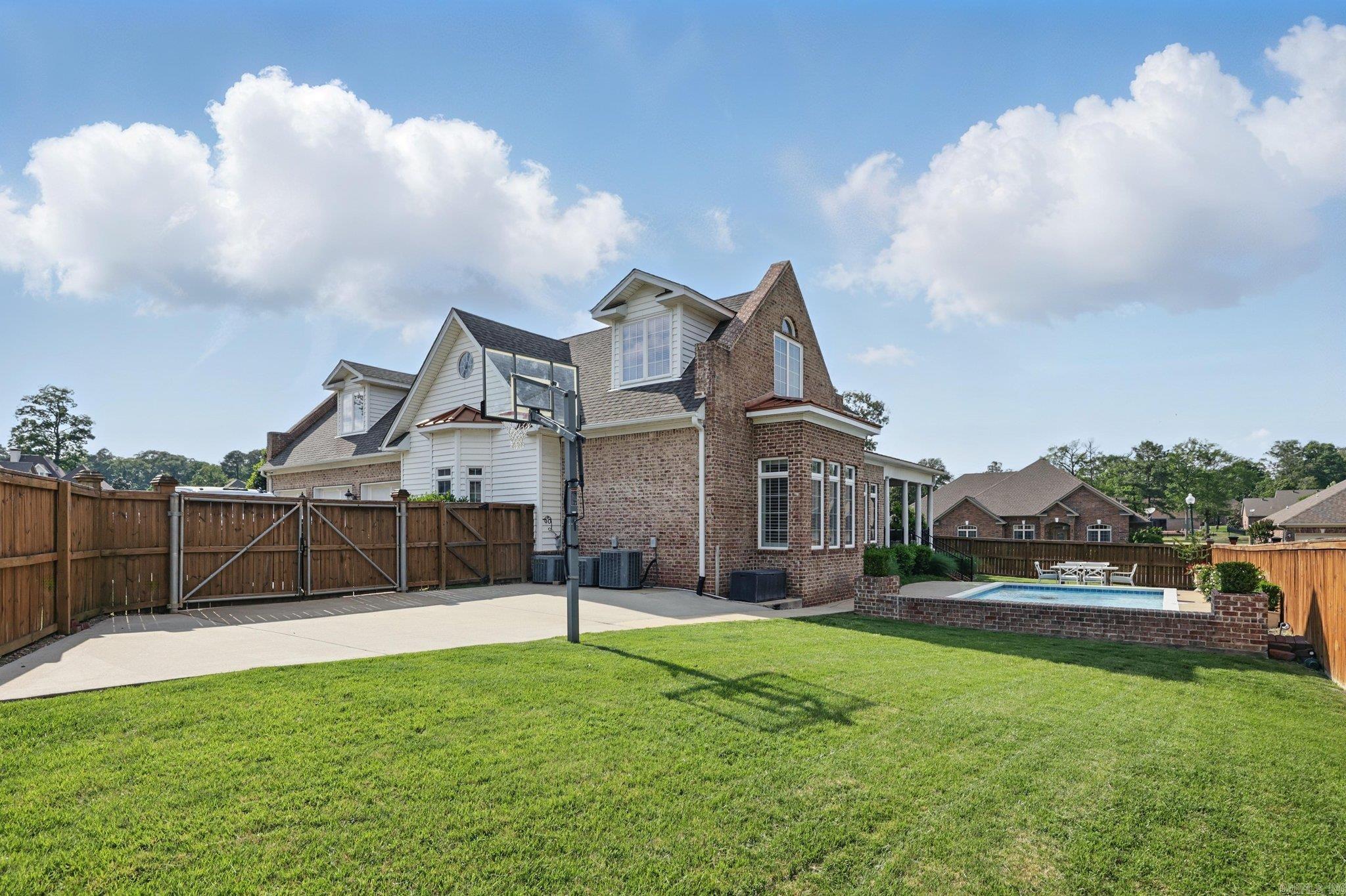 LONGHILLS VILLAGE - Residential