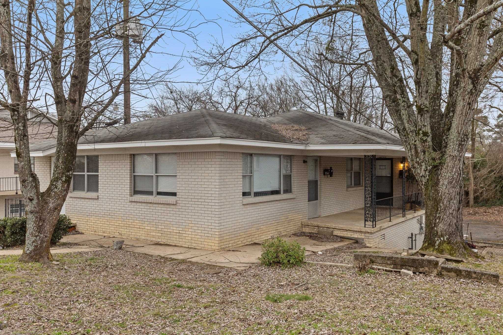 Check out this fantastic investment opportunity in Little Rock! This triplex, located just off Cantrell, offers a prime location with easy access to shopping, dining, and more. Each unit features 2 bedrooms and 1 bathroom, with two units on the main level and one below. Whether you're looking to expand your rental portfolio or house-hack your way to wealth, this property is a solid choice. Don't miss outāschedule your showing today!