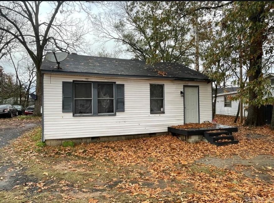 Investors, take a look! This 2 bed, 1 bath home in downtown Jacksonville has potentially. Current tenant occupied on month-to-month lease. This one could make a great buy and hold or reno project. SEE AGENT REMARKS
