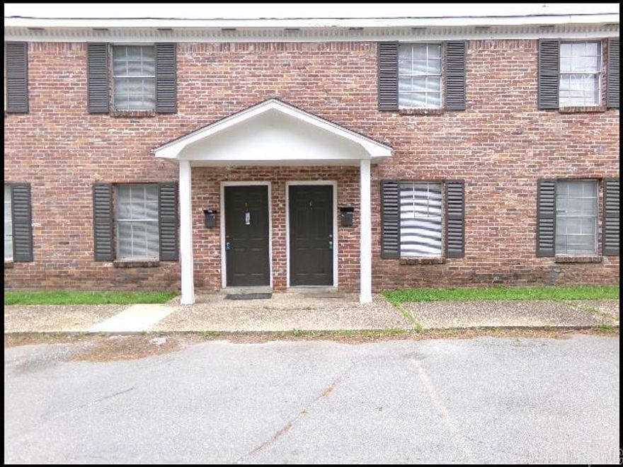 *BRISTOL MANOR TOWNHOMES* CUTE TOWNHOME IN SANTA FE PARK SUBDIVISION!! This 2 Bedroom And 1.5 Bath Unit Features Over 900 Sqft! Refrigerator, Stove, And Dishwasher In Kitchen! Luxury Plank Vinyl And Carpet Throughout! Fenced Back Patio! Lot With 1 Assigned Space For Parking! PET FRIENDLY!! AVAILABLE NOW!!!