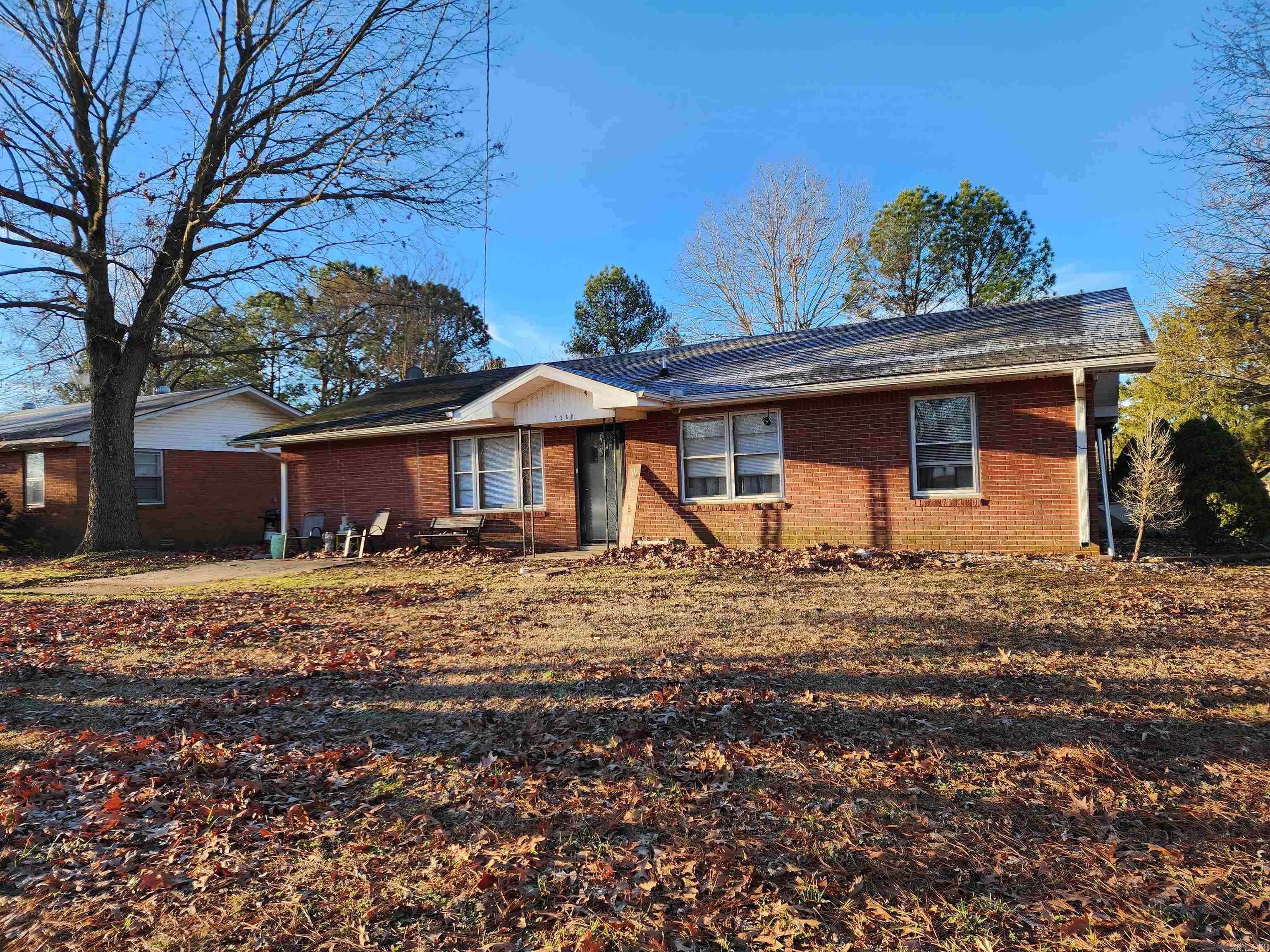 Discover a rare treasure in our area, perfectly situated with highway frontage and proximity to essential amenities, including medical facilities and local shops. This beautiful 4-bedroom, 2-bathroom residence offers ample space for relaxation and entertainment.