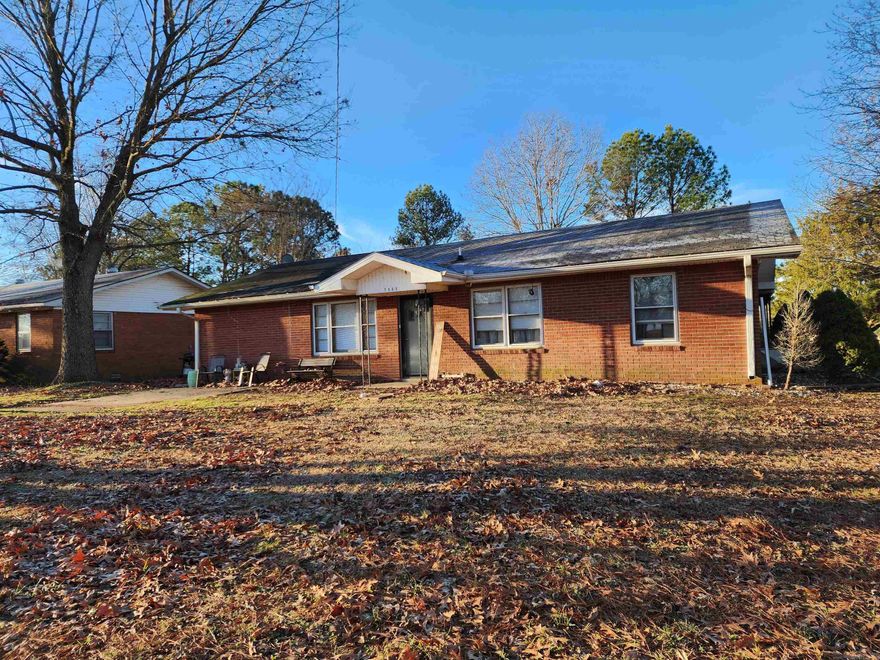 Discover a rare treasure in our area, perfectly situated  with highway frontage and proximity to essential amenities, including medical facilities and local shops. This beautiful 4-bedroom, 2-bathroom residence offers ample space for relaxation and entertainment.