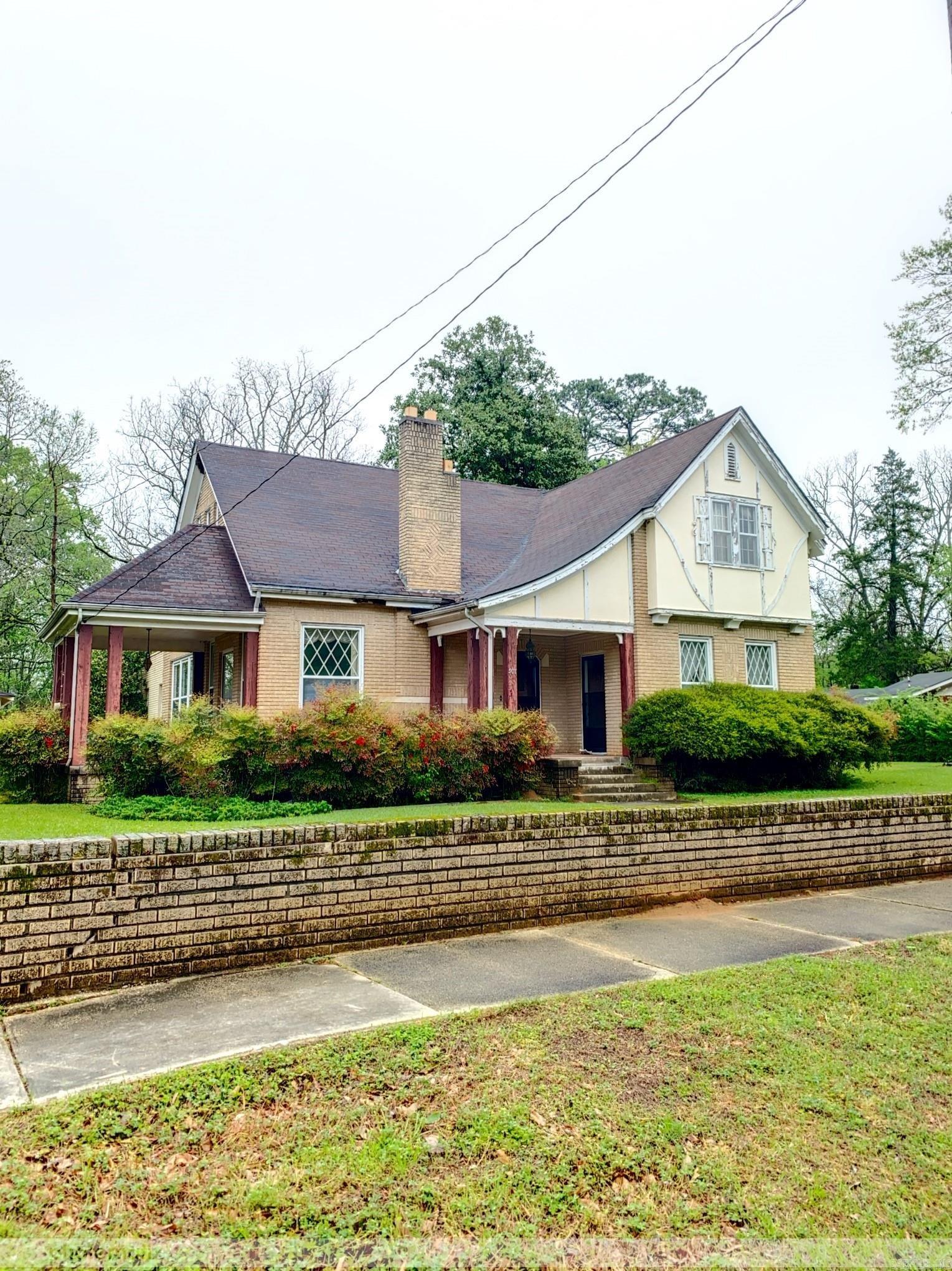 This fixer-upper is a rare opportunity to restore a true mid-century classic to its former glory! Whether you're an investor, renovator, or a buyer with a love for timeless architecture, this home is your canvas. Don't miss outāschedule your showing today!
