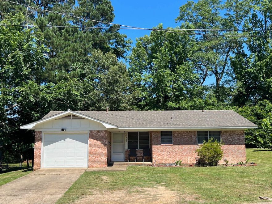 3/1.5 brick home on large lot ready for its new owner.  Garage is currently being used as a man cave for added bonus.  Home is currently a rental property and will require a 24 hour notice.