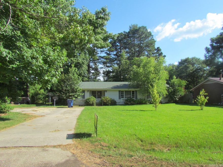 Parcel: 705-01104-000 Located close to schools, downtown Hamburg, shopping and major employment, this home features living room, office, kitchen/dining combo,  bonus room laundry and shop in the backyard with  parcel fence.   All offers for this property are required to be entered on PropOffers.com.