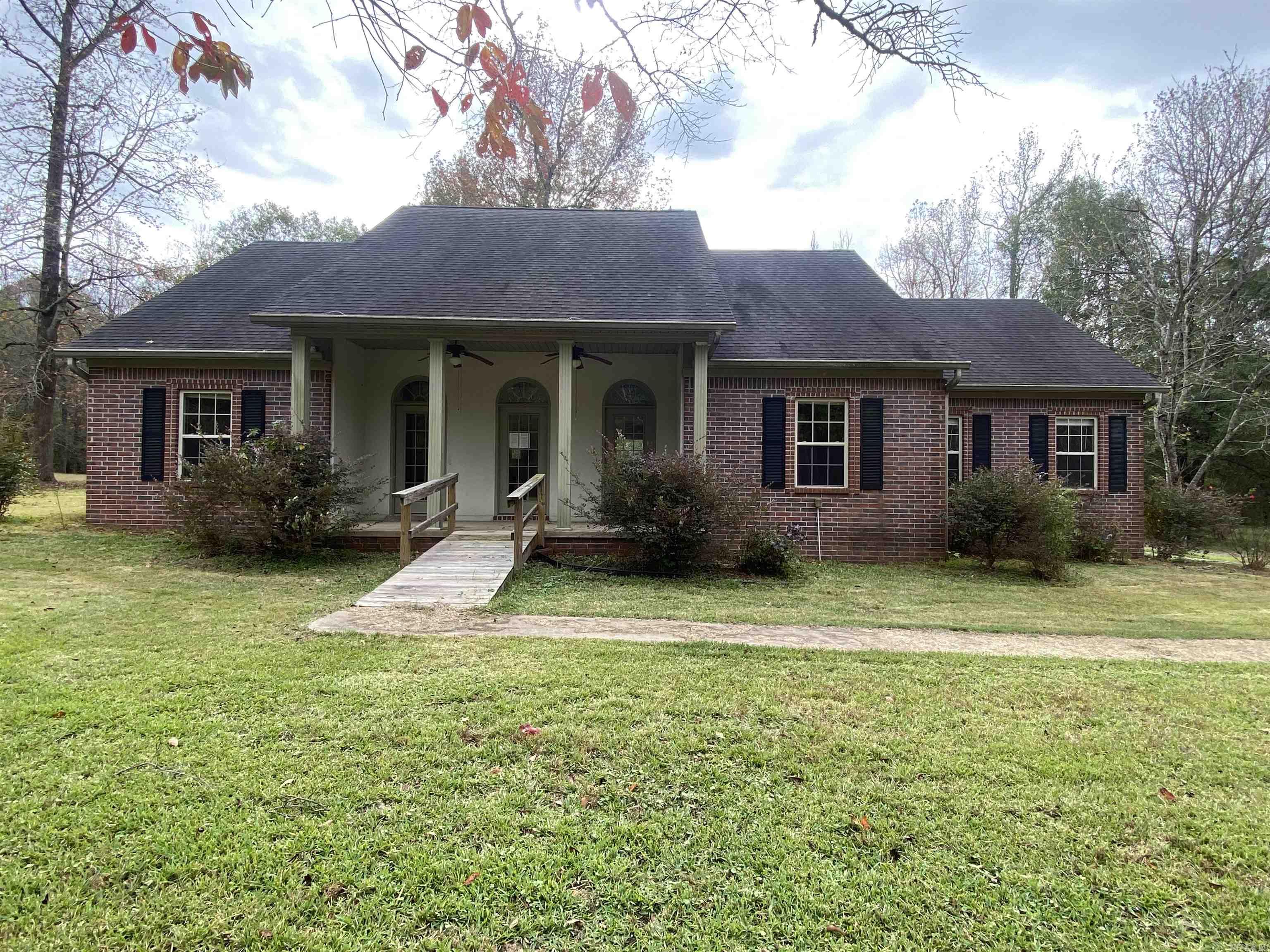 What an opportunity!! 3br/2.5ba home ready to customize to make this your dream home. Large level lot, side entry garage with tons of storage. HUD Case# 031-305174. HUD Homes are sold As-Is with no representations, warranties or disclosures. Ask your agent for details and submit offers on www.HUDHomeStore.gov. UI - Un-Insured. SEE AGENT REMARKS for additional information and check HUDHomeStore.com for property availability. Managed by www.rainecompany.com.