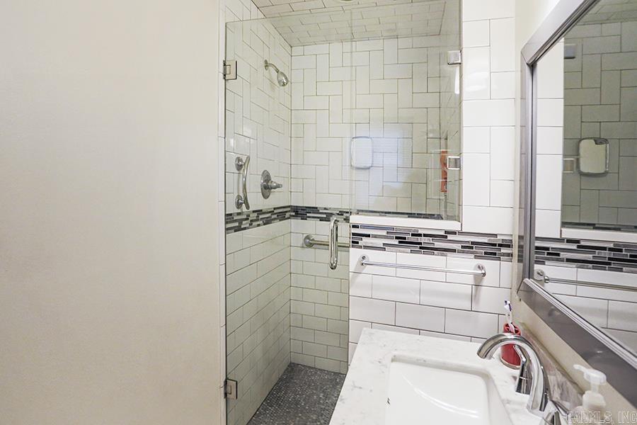 LEAWOOD MANOR - Residential