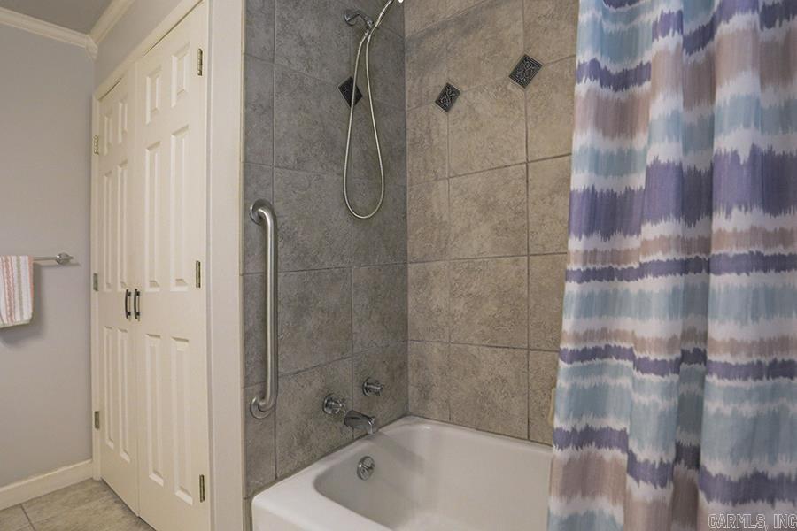 LEAWOOD MANOR - Residential