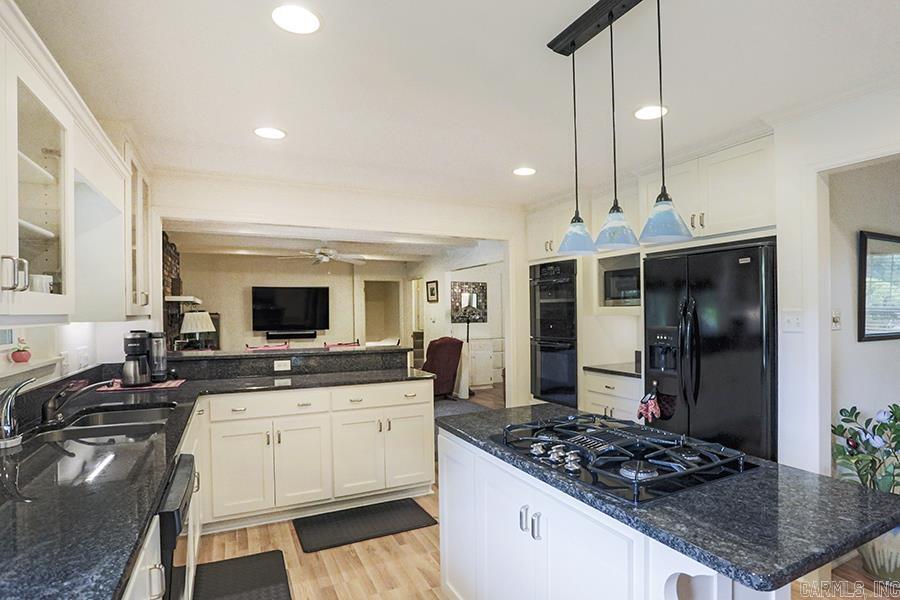 LEAWOOD MANOR - Residential