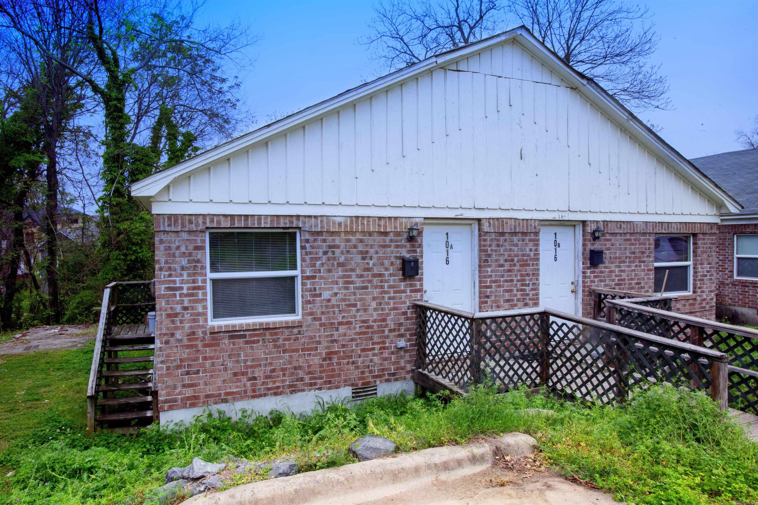 Cute and cozy 2BD/1BA duplex in downtown Little Rock, minutes away from SOMA. Beautiful hardwoods throughout most living and bedroom spaces. This property is managed by Hoffman Team so beware of scammers - we will never ask you to Cashapp us money. The lease for this property is for 18 months to 2 years with a 3% increase after the first year. Income must be 3x the amount of rent per month unless you have a housing voucher. Deposit, first month’s rent, and the $50 administration fee due before move in. There is a 25 lbs. weight limit for pets.