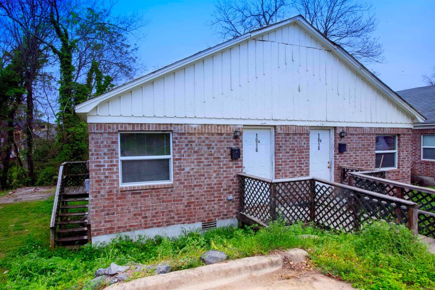 Cute and cozy 2BD/1BA duplex in downtown Little Rock, minutes away from SOMA. Beautiful hardwoods throughout most living and bedroom spaces. This property is managed by Hoffman Team so beware of scammers - we will never ask you to Cashapp us money. The lease for this property is for 18 months to 2 years with a 3% increase after the first year. Income must be 3x the amount of rent per month unless you have a housing voucher. Deposit, first month’s rent, and the $50 administration fee due before move in. There is a 25 lbs. weight limit for pets.