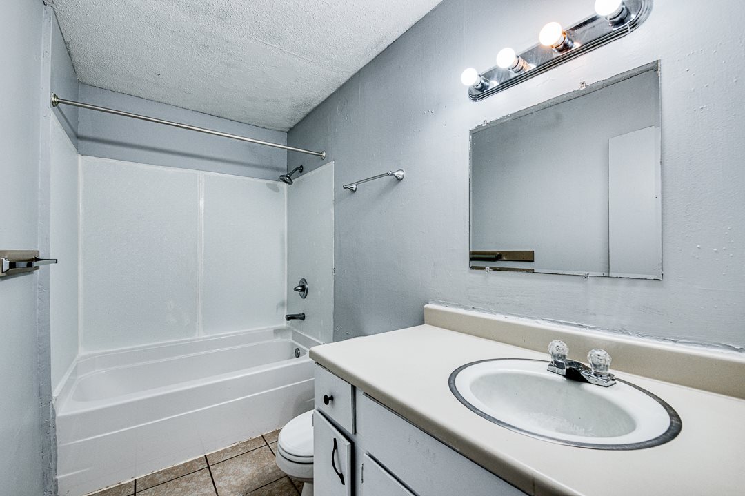 Earls Lakeside - Residential Lease