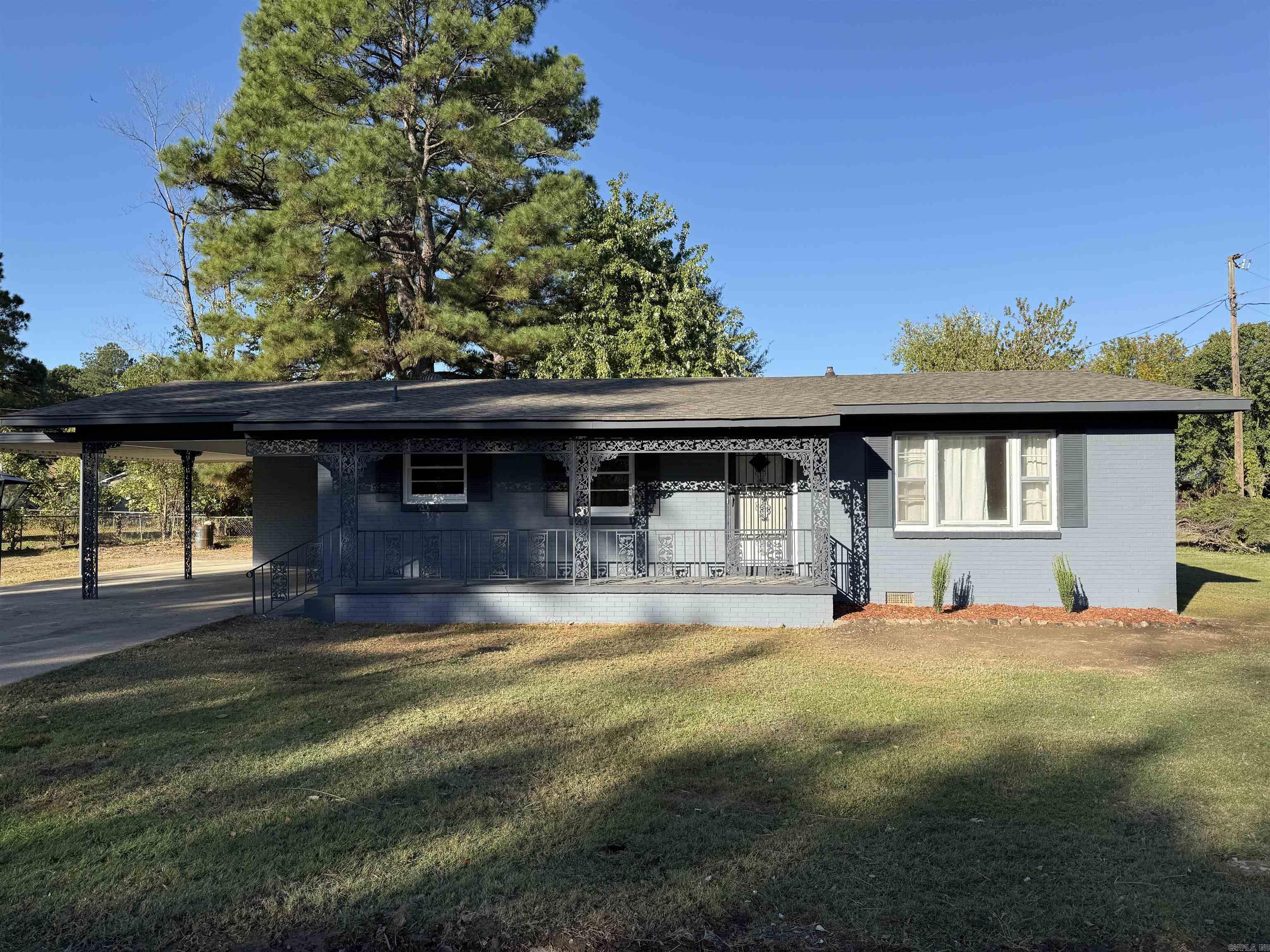This 3 bedroom, 1 bath home offers 1,120sqft of cozy space, perfect for a first-time home buyer or someone wanting to downsize without giving up comfort. It features a new roof, new flooring, new light fixtures, and interior and exterior paint. the home sits on a 0.21 acre corner lot. Located in a quiet Paragould neighborhood, this home is close to everything including one mile to downtown Paragould, 0.3 miles to the 412 bypass, and just 8 miles to the Missouri state line.