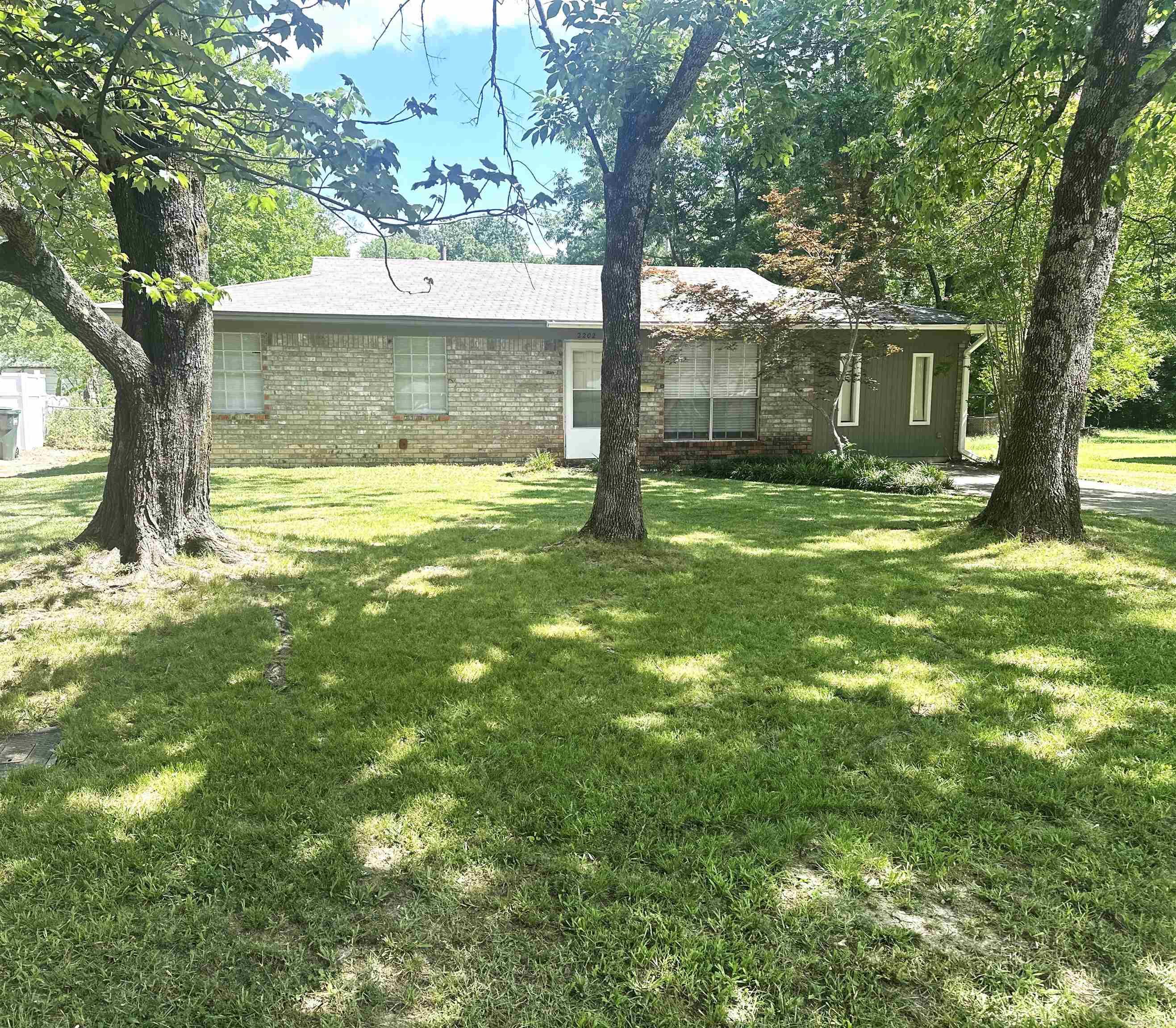 Great starter home that is move-in ready in the middle of Conway. If you want to be in a walkable neighborhood, close to walking/bike trails, shopping, restaurants, and schools/college, dont miss out on this sweet little home under $200,000! Come on, come see!