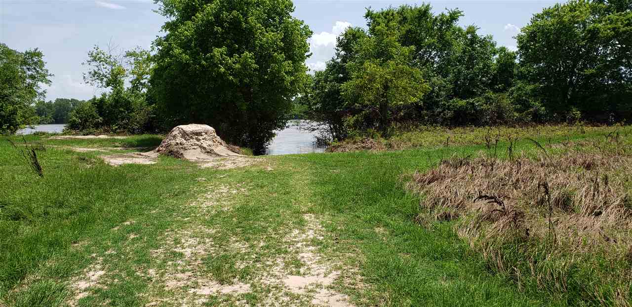 This property is right on the Arkansas River, there is a house there with no value. There is a boat launch. This property would be good to build a luxury home and a dock.