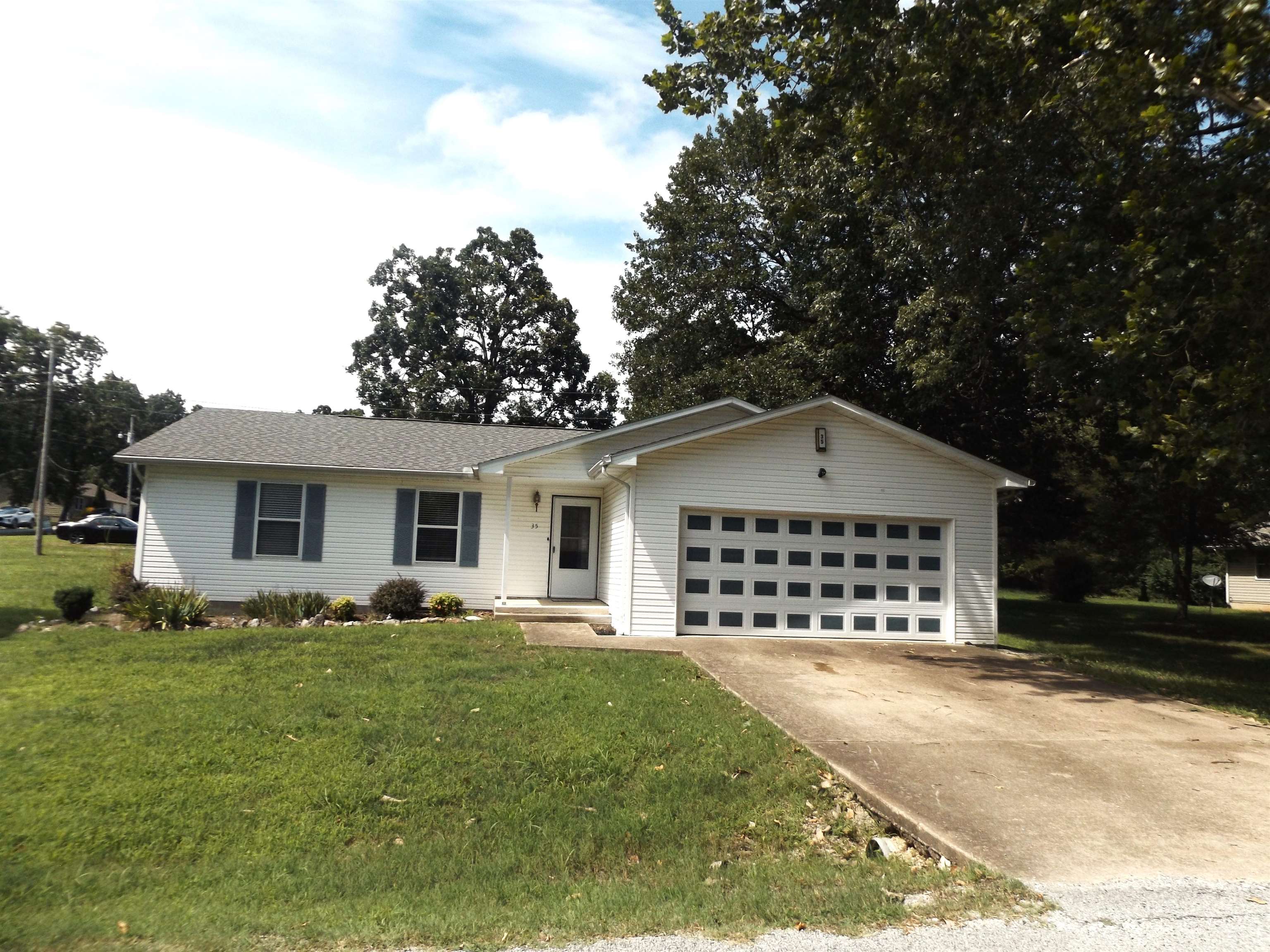 Beautiful 3 bed room 2 bath, 1342 soft home in lakeside community. Situated on corner lot just 10 minutes to Bull Shoals lake , White river and 15 minutes from Mountain Home.