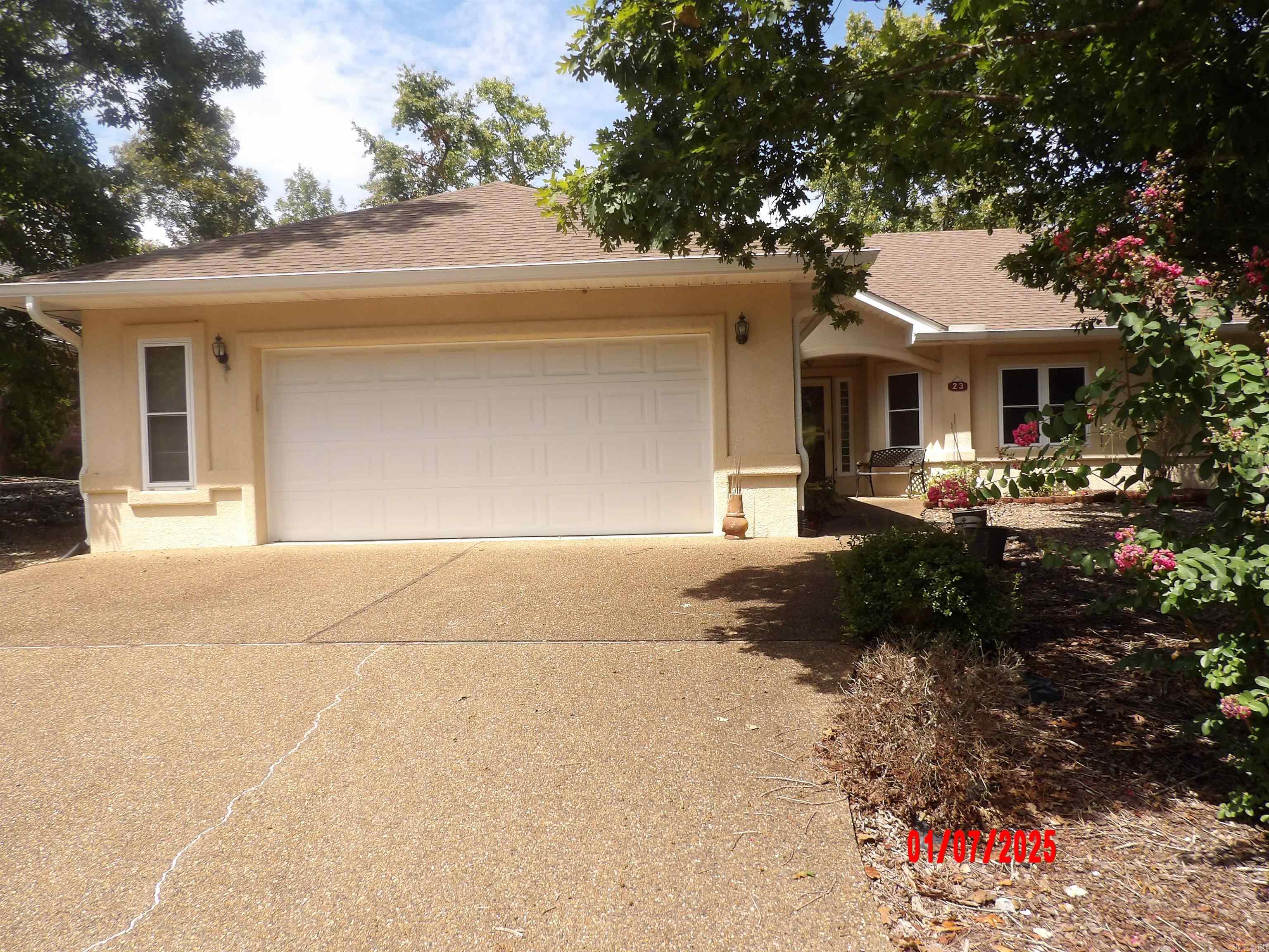 LOVELY 3 BEDROOM 2 BATH CUSTOM HOME ON THE 16TH HOLE OF CORONADO GOLF COURSE. EVERYTHING YOU ARE LOOKING FOR IN A HOME WITH ARKANSAS ROOM & PATIO FOR ENTERTAINING. TILE ENTRY WITH BEAUTIFUL HARDWOOD IN LIVING ROOM & STUDY. SPACIOUS KITCHEN & BREAKFAST AREA THAT OFFERS SURFACE RANGE, OVEN & MICROWAVE. GAS FIREPLACE IN LIVING ROOM. LARGE MASTER BATH WITH WALK-IN SHOWER AND HIS & HERS CLOSETS. NEW ROOF IN 2022 & NEW GUTTERS IN 2024. 2.5 CAR GARAGE.