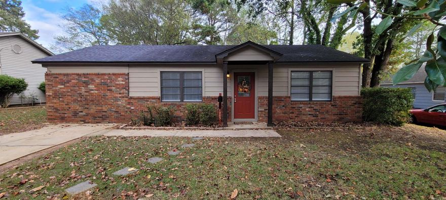 Charming home in the Heart of Benton. Close to schools and all kinds of shopping. Recently updated and ready for move in. Large fenced in back yard with a covered back deck. Better call quick for a showing!