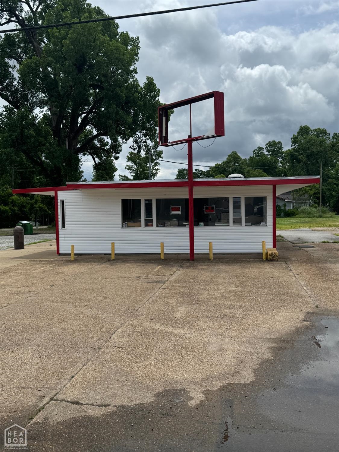 If you are in the market for a place to have a small drive through restaurant, or the option to start with something new, this is your spot. Formally known as the Dairy Freeze, this location has the road frontage and the precise location to meet your needs. This purchase also includes the vacant lot with 2 concrete slabs in between W Poinsett St and smokes tobacco shop which also has road frontage.