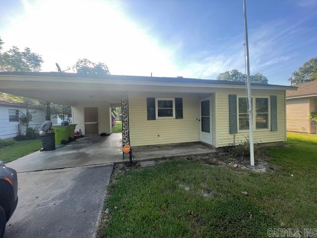 This is a great little starter home or a great investment house. A spacious yard and 1 car carport with a flag pole in front yard set the stage. A new walkin bathtub/shower could be a perfect setting even set up with lights and jaquzzi as the package. Priced to sell! Make it yours today