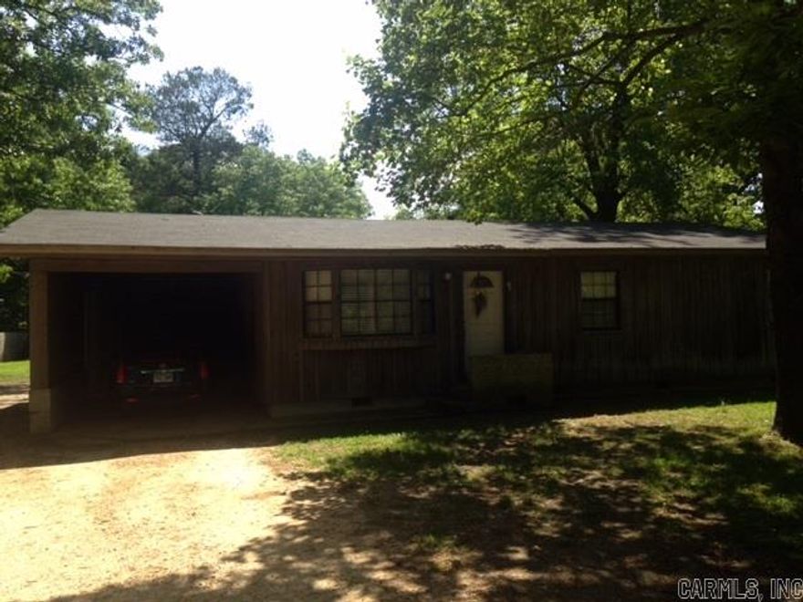 This home has been updated with custom blinds, neutral paint, updaed bath, new flooring in LR and a newly remodeled kitchen with an oversize bag and new appliances.