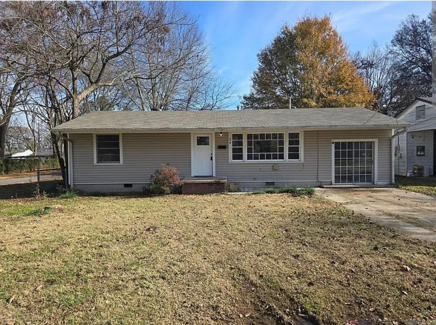 Cozy updated 3 bedroom, 1 bathroom home in the Rose City Community. Perfect for a Family or Roommates