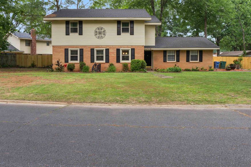 Home in West Conway within walking distance to Julia Lee Moore Elementary and minutes from I-40. Kitchen has been updated, new laminate vinyl flooring throughout the downstairs,