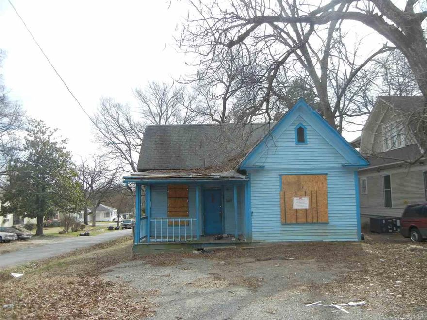 Fixer Upper. All offers must be presented with buyer’s acknowledgement that sellers are AR Real Estate Brokers and No mineral, gas, or oil rights are to be conveyed. No offers accepted without earnest money!!  Title insurance and survey are at buyer's expense.  Property sold “As Is”, No disclosure available